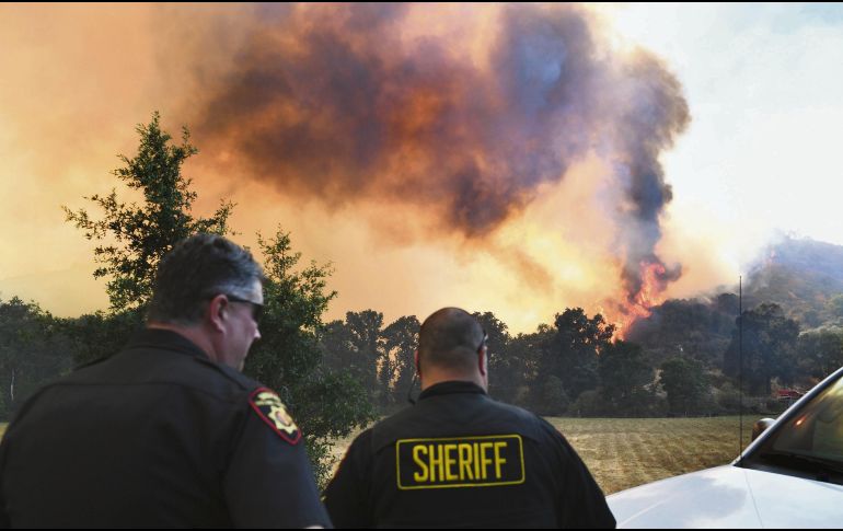 El fuego, que el lunes cumplirá dos semanas activo, inició por el roce de un rin de un vehículo con el asfalto. AFP