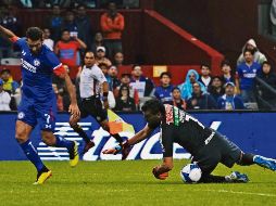 Los Cementeros derrotaron anoche a los Tigres y ligan su tercera victoria. Aquí, Nahuel Guzmán le gana el balón a Martín Cauteruccio. MEXSPORT