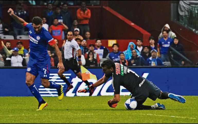 Los Cementeros derrotaron anoche a los Tigres y ligan su tercera victoria. Aquí, Nahuel Guzmán le gana el balón a Martín Cauteruccio. MEXSPORT