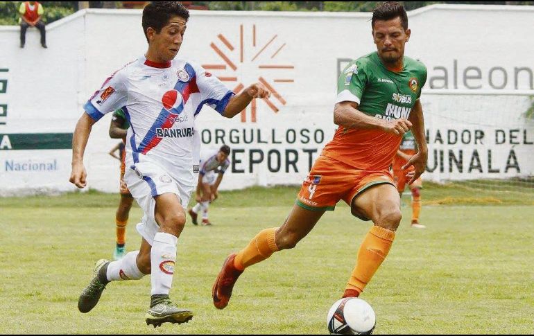 César Iván García (derecha), quien milita en el Siquinalá, pasó sufrimientos para llegar a ser ídolo en el futbol de Guatemala. ESPECIAL
