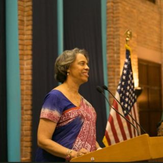 Apedrean el coche de la embajadora de EU en Bangladesh