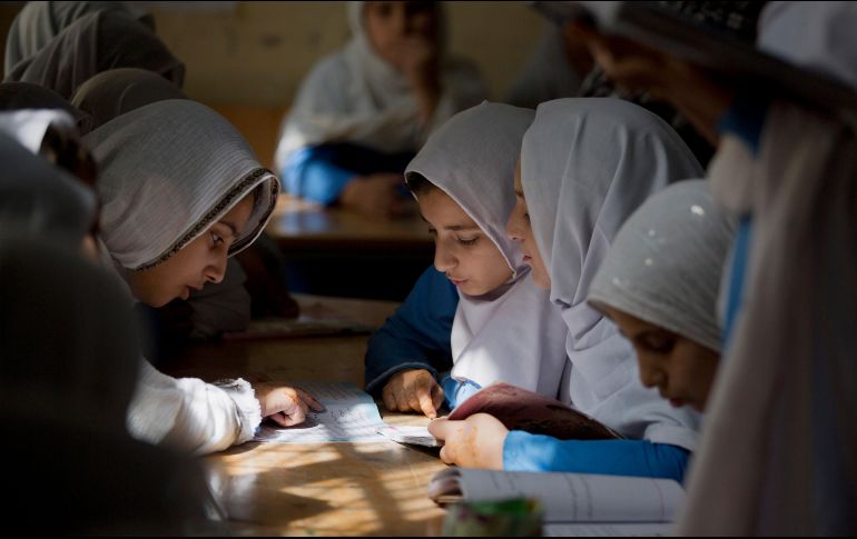 Los insurgentes prendieron fuego una escuela para niñas en el área de Darel. AP/ARCHIVO