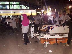 Personal de hospitales tuvieron que sacar a los pacientes del lugar después de que ocurriera el terremoto. AFP / R. Siswati