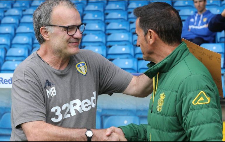 Bielsa (I) inició su aventura con el Leeds este dominigo, con una victoria 3-1 sobre el Stoke City. TWITTER/@LUFC