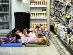 Clientes se toman una selfie durante su estancia nocturna. AFP/Lehtikuva/H. Saukkomaa