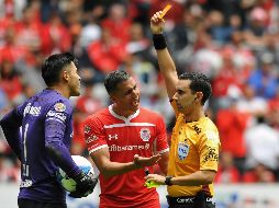 Ramos expulsó al portero de Toluca, Alfredo Talavera, por reclamos excesivos. AFP´/R. Vázquez