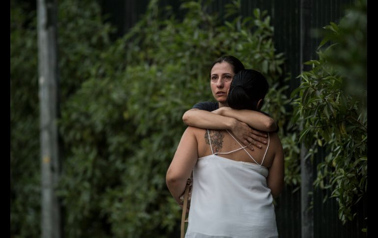Mujeres se abrazan en la comarca de Monchique. En este incendio han resultado heridos leves 8 bomberos y un agente forestal.