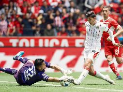 Ángel Zaldívar tuvo para hacer el triplete contra Toluca, que pudo significar el triunfo de Chivas, poco antes de finalizar el partido. MEXSPORT