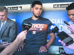 Aunque no vio actividad en el juego de ayer entre Astros y Dodgers, Roberto Osuna atendió a algunos reporteros en el dugout de la novena de Houston. AP