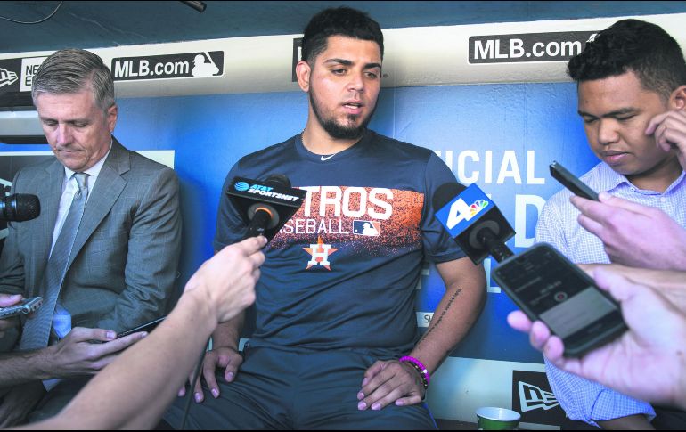Aunque no vio actividad en el juego de ayer entre Astros y Dodgers, Roberto Osuna atendió a algunos reporteros en el dugout de la novena de Houston. AP