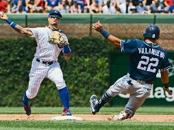 Estadio Wrigley Field. Christian Villanueva se barre para intentar llegar a segunda base durante el tercer inning del juego de ayer. AP