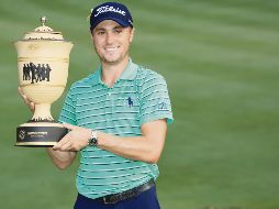 Campeón. Justin Thomas posa con su trofeo tras ganar el Bridgestone Invitational. AFP
