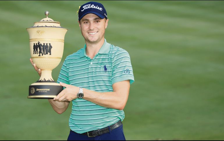 Campeón. Justin Thomas posa con su trofeo tras ganar el Bridgestone Invitational. AFP