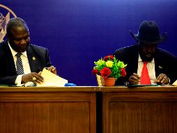 El líder rebelde Riek Machar y el presidente Salva Kir firman el acuerdo ante representantes de de la Unión Africana, la ONU y la Autoridad Intergubernamental para el Desarrollo en el Este de África. AFP/A. Shazly