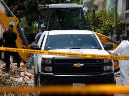 Personal del Semefo realiza excavaciones con maquinaria pesada en el patio de la casa en la colonia Santa Elena de la Cruz. EFE/F. Guasco