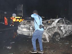 Un fotoperiodista local observa el auto bomba usado en uno de los ataques. EFE/S. Yusuf