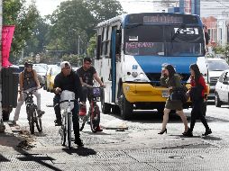 Es común ver a ciclistas transitar sin la protección necesaria o invadiendo pasos peatonales. Activistas advierten que es necesario promover el Manual del Ciclista Urbano para que conozcan sus obligaciones. EL INFORMADOR/A. Camacho