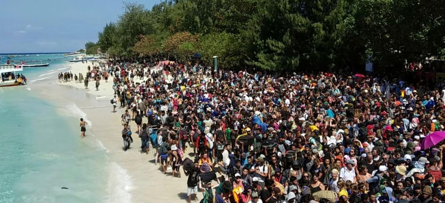 En la imagen se muestra a cientos de turistas esperando para ser evacuados de la isla Gili Trawangan. AP / D. Wijaya