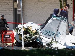 Las fotografías del lugar del siniestro muestran al avión en posición vertical con daños en la panza y el auto aplastado. EFE / E. García