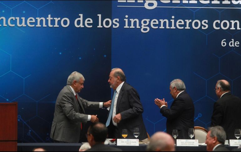 El político de Tabasco y Slim se dan la mano y el primero le da dos palmadas en la espada, lo que provoca aplausos de los asistentes. NTX / J. Espinosa