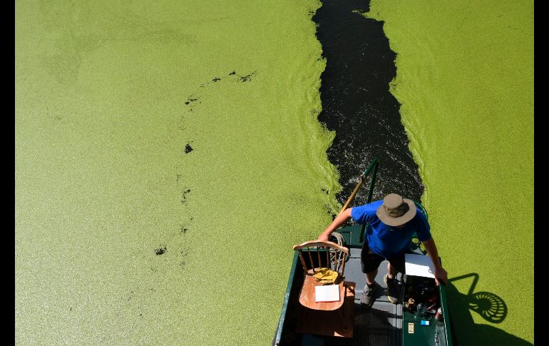 Un bote pasa por el canal Regent en King's Cross, Londres. AP/PA/V. Jones