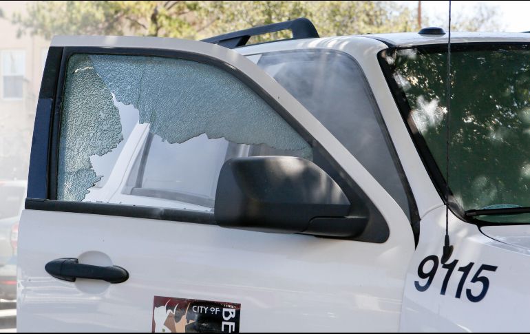 Autoridades dicen que el chofer de la SUV murió en la escena y que otro hombre fue herido de bala. AFP / A. Osborne