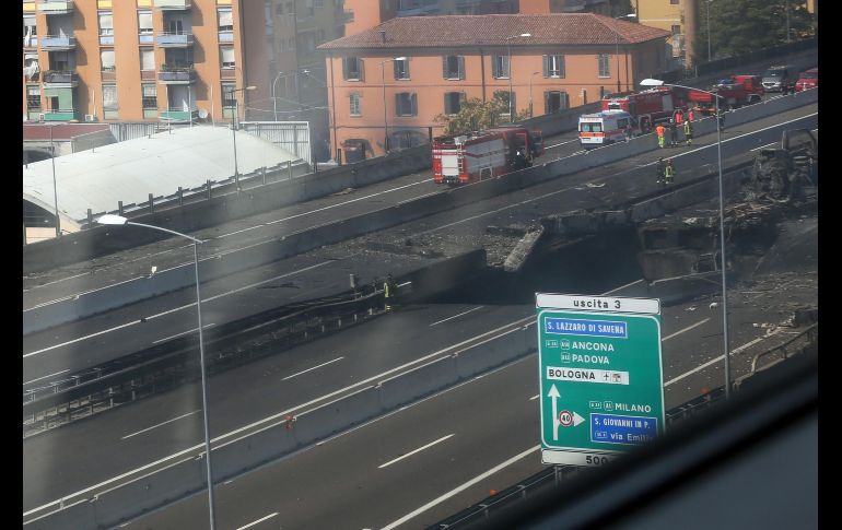 Un camión cisterna con sustancias inflamables explotó en una carretera cerca de la ciudad de Bolonia. EFE / G. Benvenuti