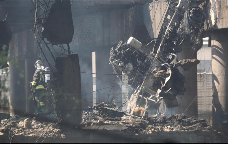 Un camión cisterna con sustancias inflamables explotó en una carretera cerca de la ciudad de Bolonia. EFE / G. Benvenuti