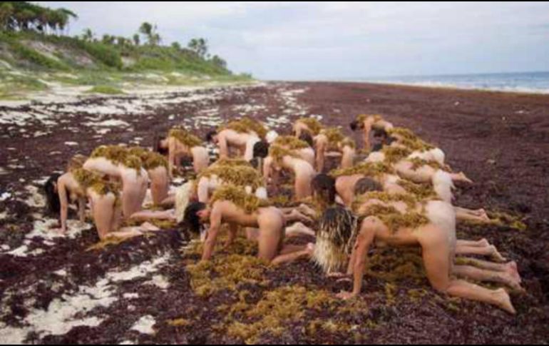 El creador compartió una fotografía y un breve video de la preparación para la instantánea. ESPECIAL / Spencer Tunick