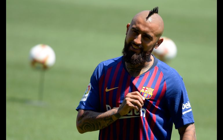 El chileno Arturo Vidal posa durante su presentación oficial como jugador del Barcelona en el estadio Camp Nou de Barcelona, España. AFP/J. Lago