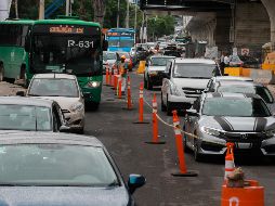 A lo largo de la avenida se colocaron carteles de paradas provisionales del transporte público, justo debajo de las obras de la Línea Tres del Tren Ligero.  EL INFORMADOR/ G. Gallo