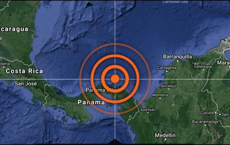 Varios edificios de la antigua área bancaria de la capital fueron desalojados preventivamente, y decenas de personas se encontraban al mediodía en la parte baja de esas edificaciones. TWITTER/ @ChileAlertaApp
