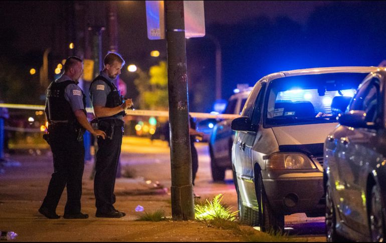 Familiares esperan afuera del hospital noticias sobre las víctimas de un tiroteo en South Side. AP / A. Pérez