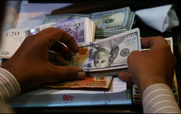 El dólar se compra en un precio mínimo de 17.35 pesos. EFE/ ARCHIVO