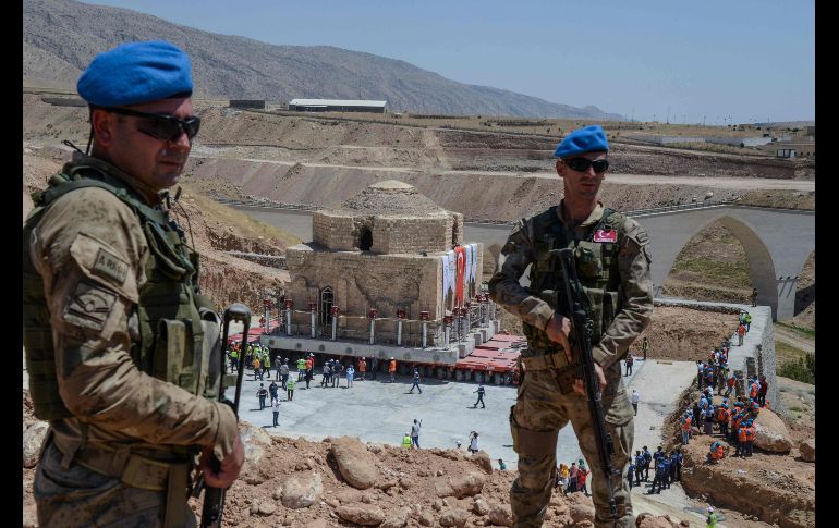 El baño público Artuklu Hamam, un inmueble de mil 600 toneladas, fue colocado en una plataforma con ruedas para desplazarlo.