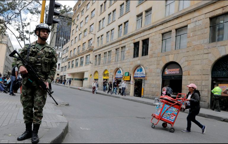 En la ceremonia, seis mil policías trabajarán por cuadrantes y otros seis mil desde sus especialidades para proteger a los cerca de cuatro mil invitados al evento presidencial. AFP/ J. Vizcano