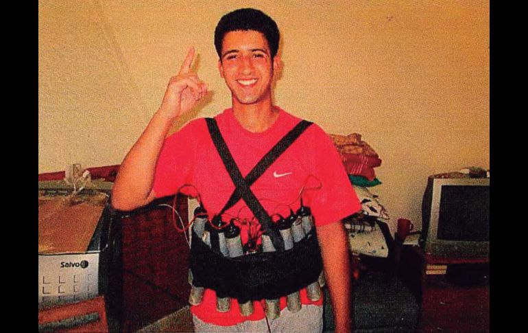 Youssef Aalla sonríe mientras posa con un chaleco de explosivos. AFP/LA VANGUARDIA