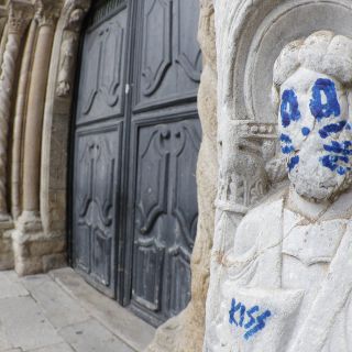 Pintan como miembro de Kiss a escultura del siglo XII