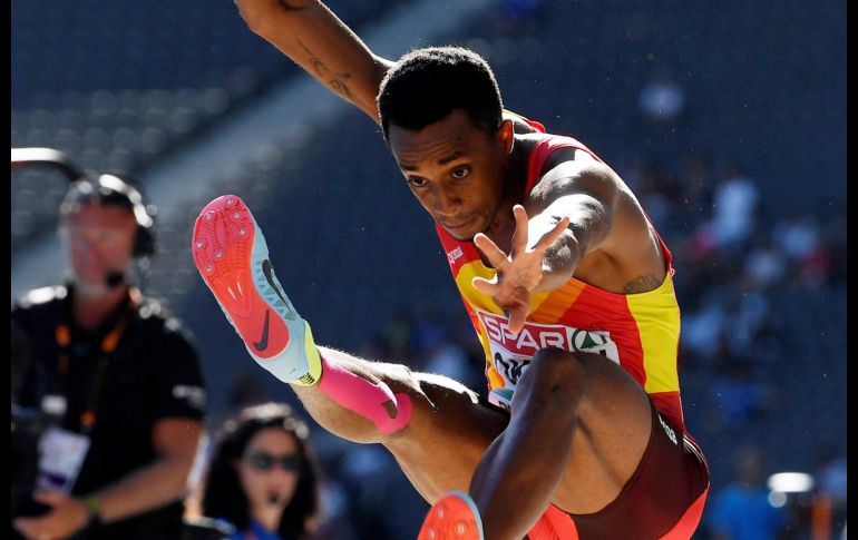 El atleta español Jean Marie Okutu compite en la categoría de salto de longitud masculino en la ronda clasificatoria de los Campeonatos Europeos de Atletismo celebrados en Berlín, Alemania. EFE/F. Singer