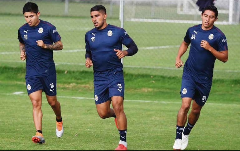 Al parejo. Eduardo López (i) completó todos los trabajos junto a sus compañeros, ayer en Verde Valle. TWITTER/@chivas