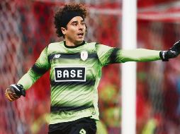 El futuro de Guillermo Ochoa aún no está definido, por un lado lo ponen con el Napoli, pero en el Standard de Bélgica aseguran que no hay acuerdo con el club italiano. AP