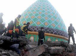 Miembros de los servicios de rescate buscan supervivientes entre los escombros de una mezquita tras el terremoto que sacudió el norte de la isla de Lombok. EFE/A. Weda
