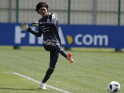 El técnico del Standard de Lieja, el equipo de Ochoa, cortó de tajo los rumores sobre su posible salida. AP