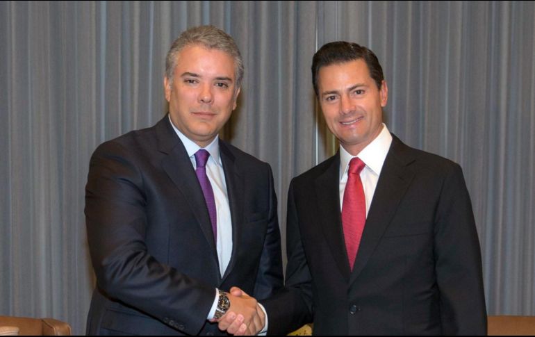 El presidente electo de Colombia (d) resalta el valor de mantener una estrecha relación de colaboración entre ambos países y el Presidente de México le desea el mayor de los éxitos. FACEBOOK / Enrique Peña Nieto