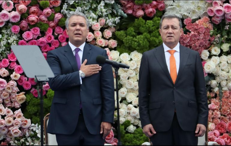 Duque tomó juramento ante el presidente del Senado, Ernesto Macías. EFE / M. Dueñas