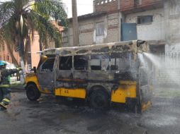 Luego de unos minutos las llamas fueron sofocadas por los elementos de seguridad. ESPECIAL/ Protección Civil de Guadalajara