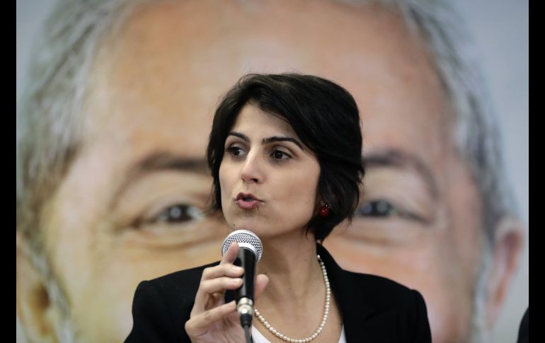 La vicecandidata Manuela Dávila, del partido comunista de Brasil, participa en una rueda de prensa de los compañeros de fórmula en la candidatura presidencial de Luiz Inácio Lula da Silva en Sao Paulo, Brasil, quien continúa preso. EFE/F. Bizerra Jr.