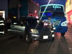 La persona que manejaba el vehículo gris fue valorada por los Bomberos que acudieron a la zona y firmó desestimiento. ESPECIAL / Bomberos Guadalajara