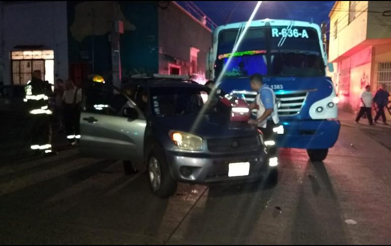 La persona que manejaba el vehículo gris fue valorada por los Bomberos que acudieron a la zona y firmó desestimiento. ESPECIAL / Bomberos Guadalajara