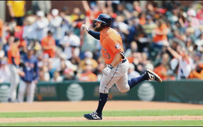 Se vuela la barda. Tyler White recorre las bases tras conectar jonrón en la octava entrada. AP